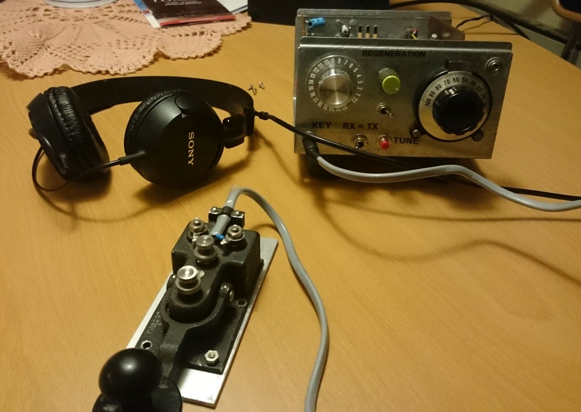 The CRTR A ceramic resonator regenerative transceiver for 7 MHz